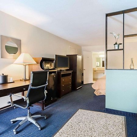 Rodeway Inn & Suites Williamsburg Central Extérieur photo