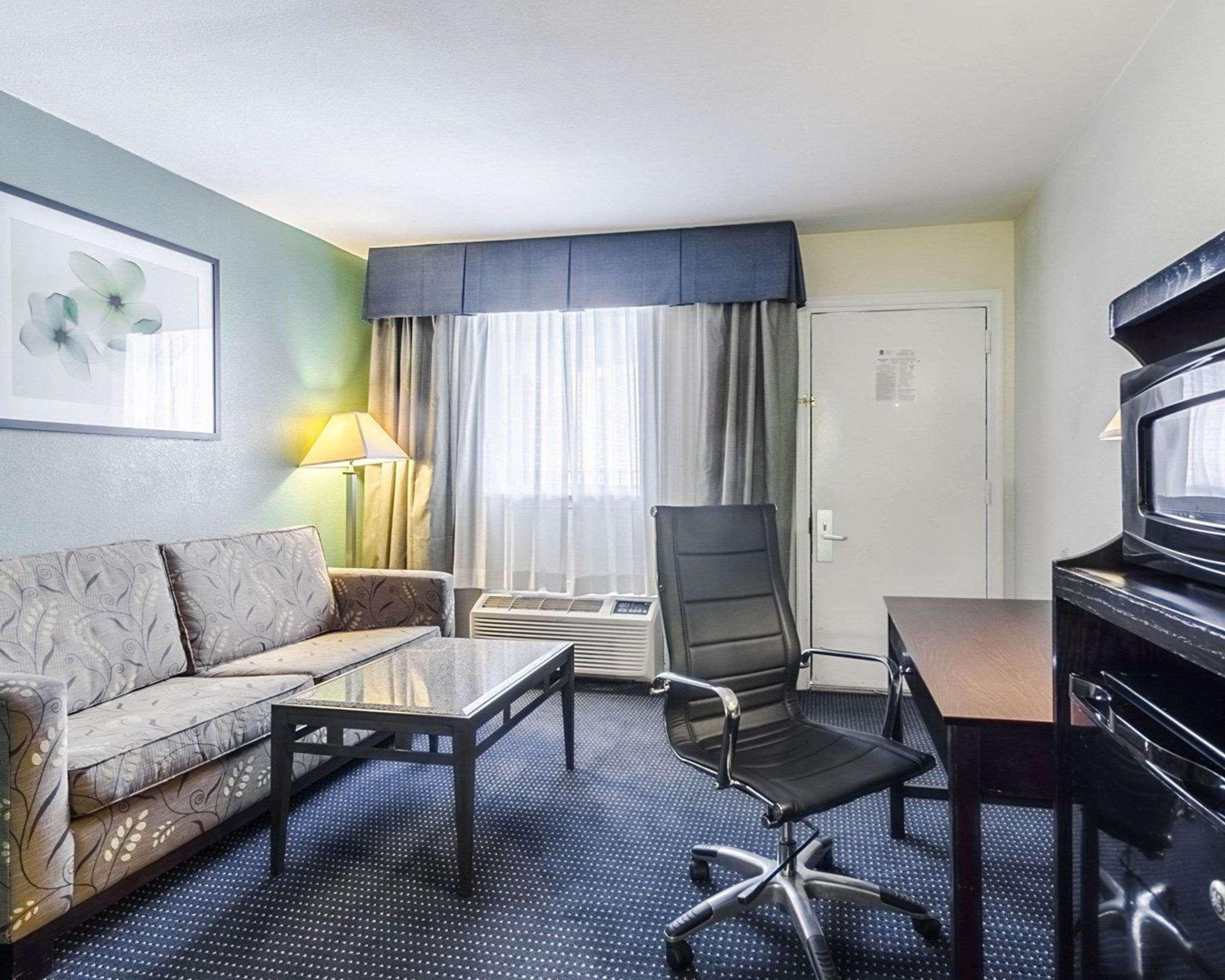 Rodeway Inn & Suites Williamsburg Central Extérieur photo