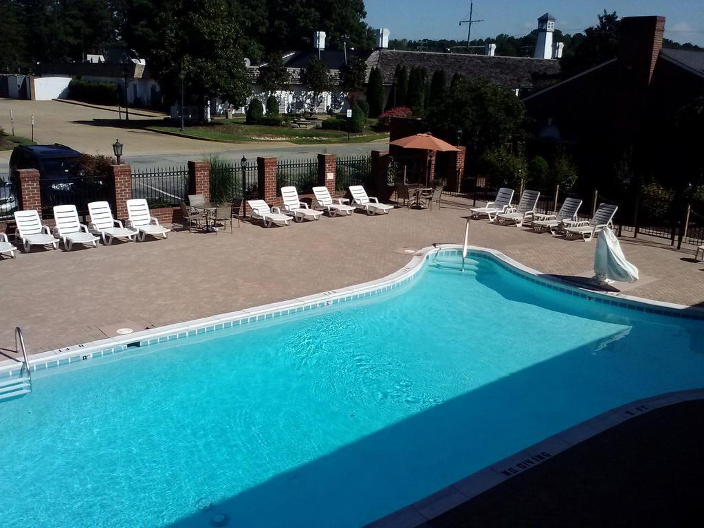 Rodeway Inn & Suites Williamsburg Central Extérieur photo
