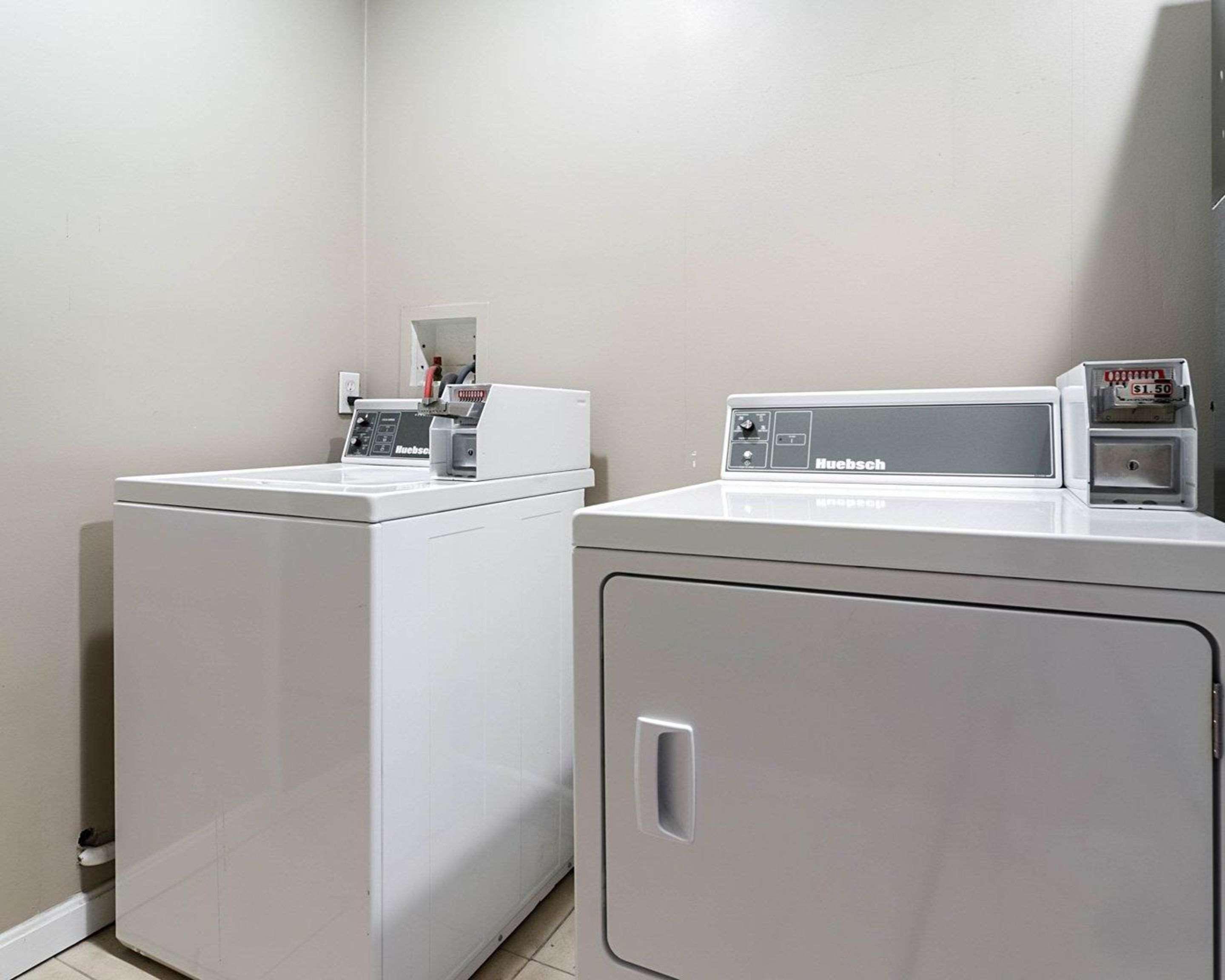 Rodeway Inn & Suites Williamsburg Central Extérieur photo