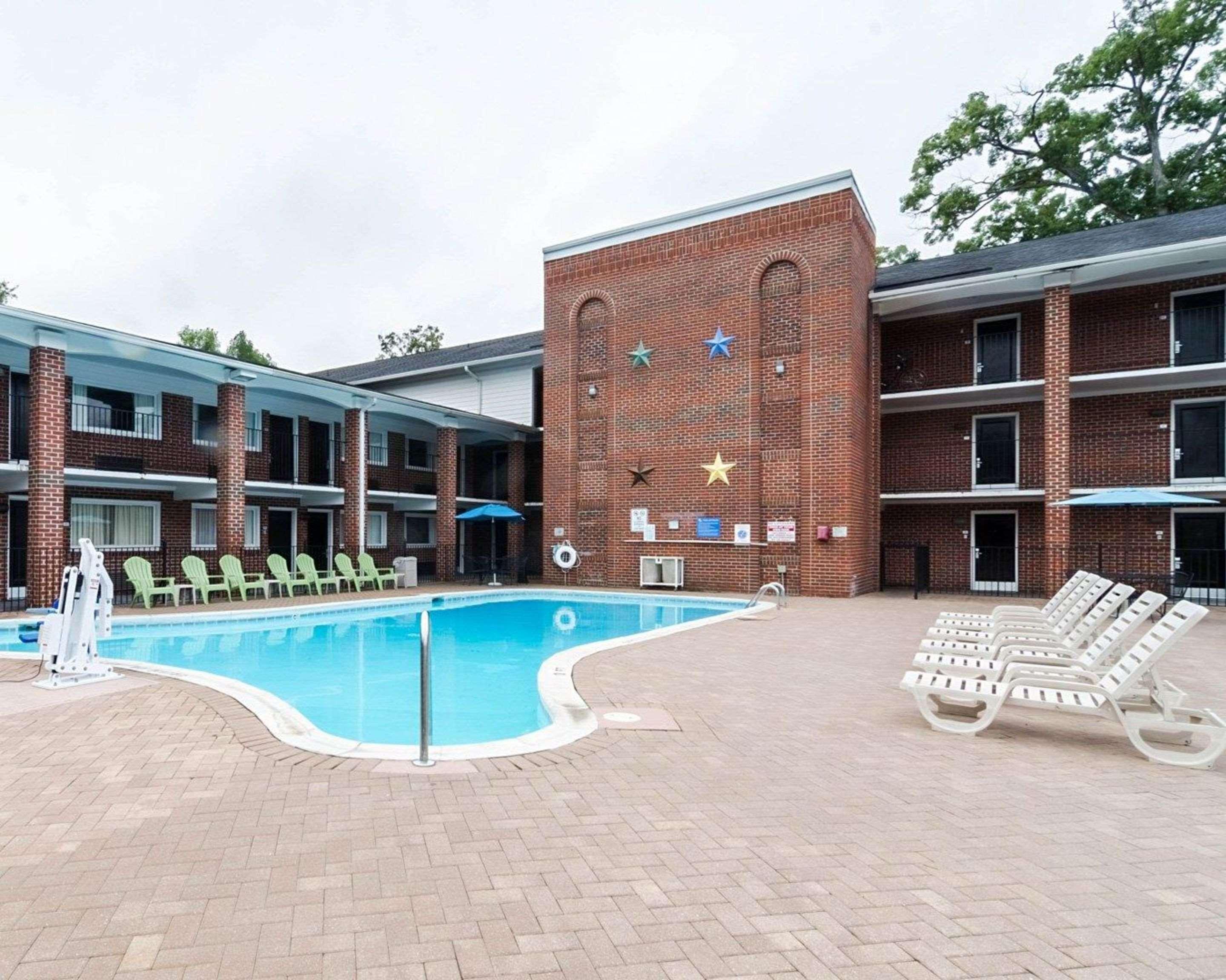 Rodeway Inn & Suites Williamsburg Central Extérieur photo
