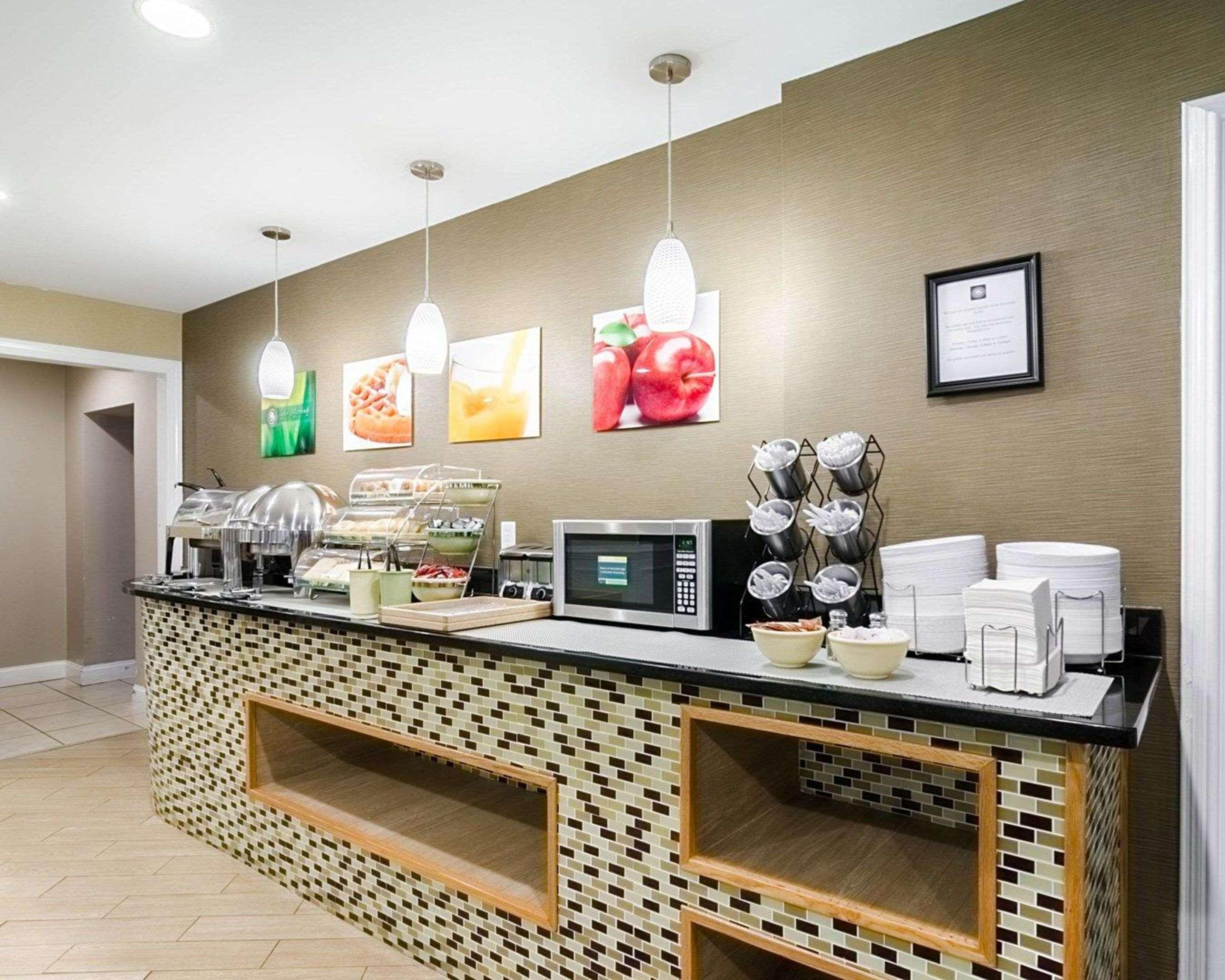 Rodeway Inn & Suites Williamsburg Central Extérieur photo