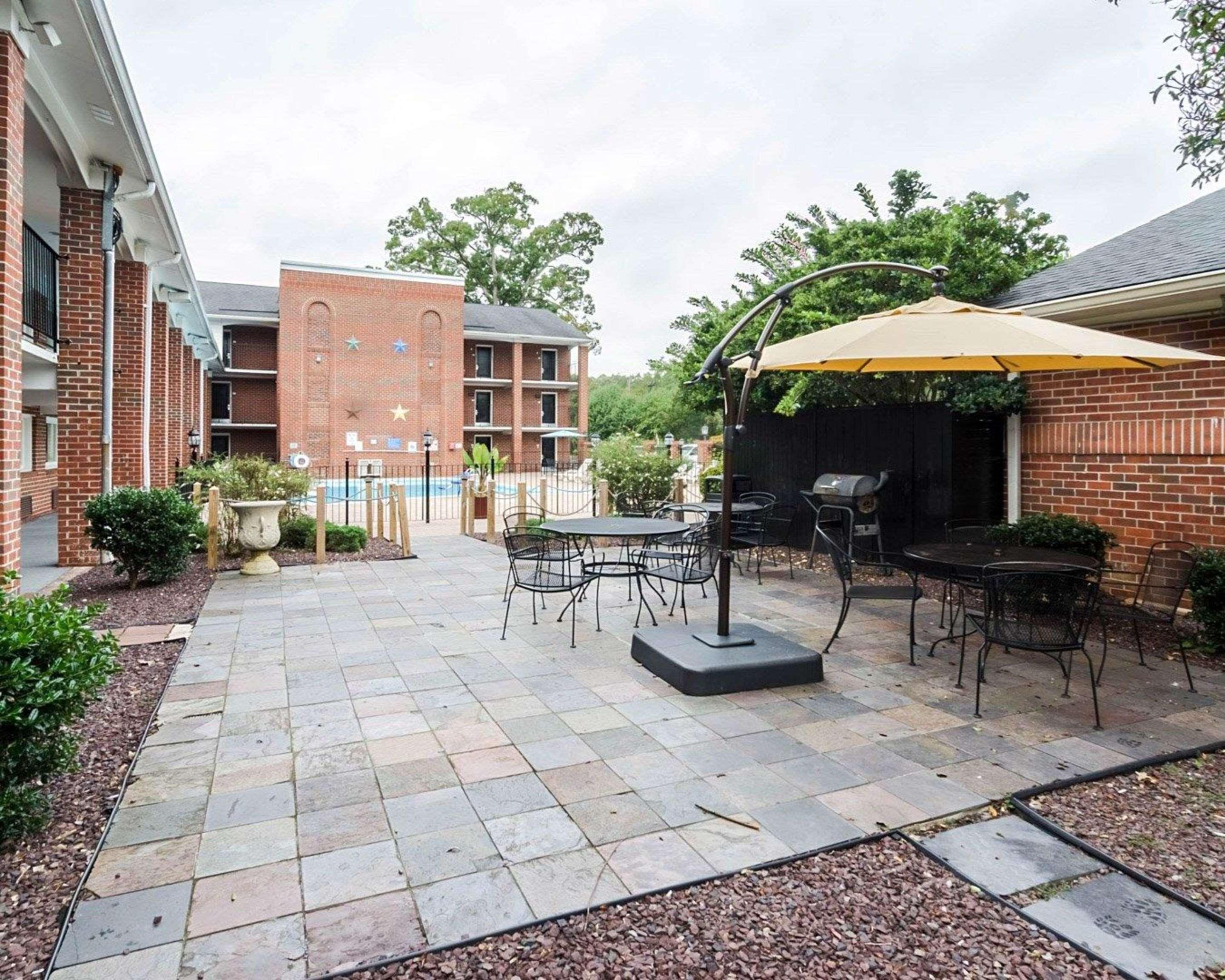 Rodeway Inn & Suites Williamsburg Central Extérieur photo