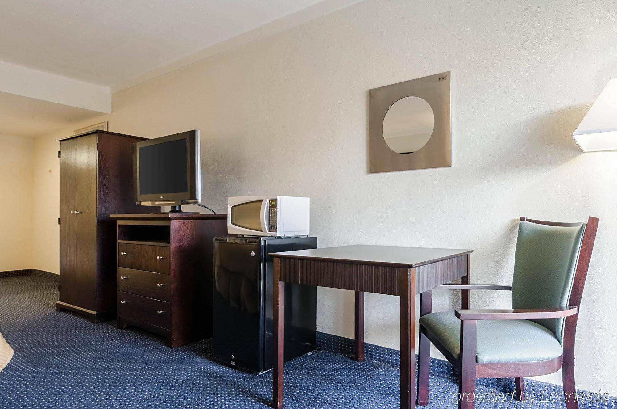 Rodeway Inn & Suites Williamsburg Central Extérieur photo